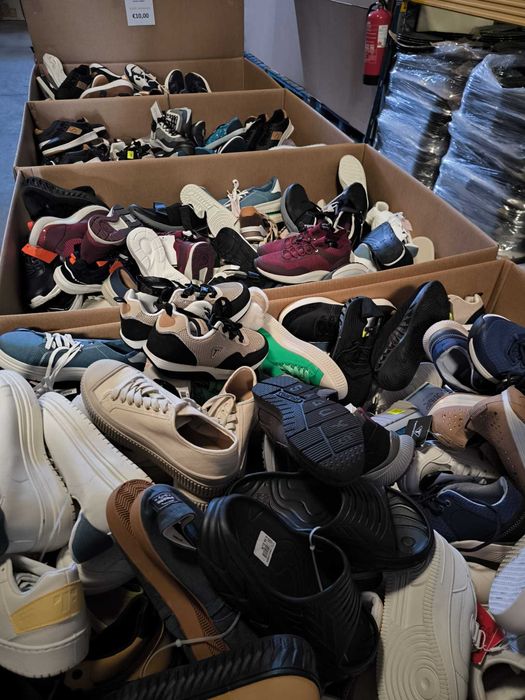 LOTE MISTO DE ROUPA, CALÇADO E ACESSÓRIOS