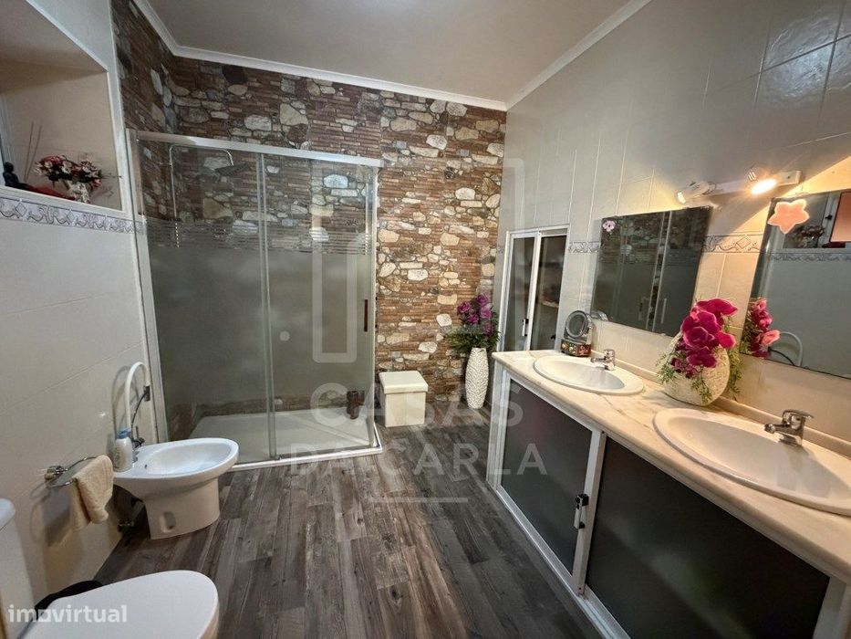Propriedade T3 com Anexo T1+1 completamente renovada e jardim com 1...