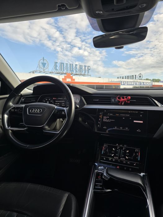 Продаж AUDI e-tron 55 Quattro / 95 кВт / Full-Led digital Matrix
2020