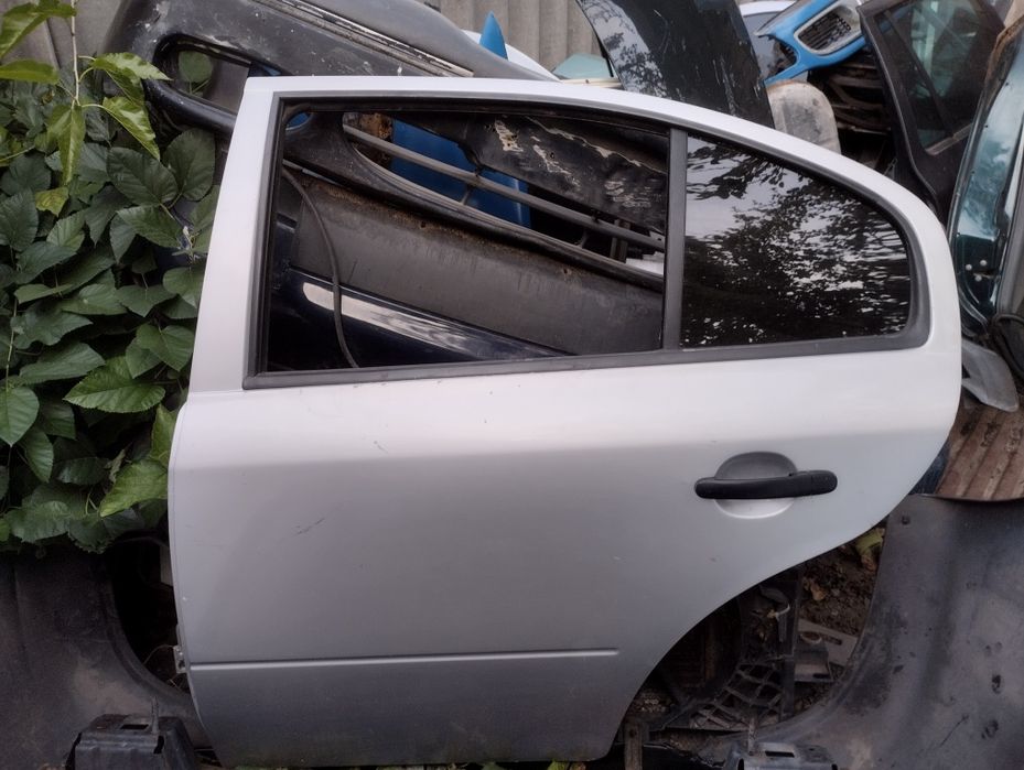 Дверь четверть Шкода Октавия тур