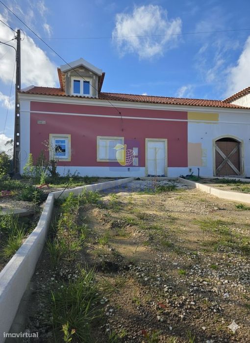 Moradia em Construção, com Piscina e Espaço Exterior