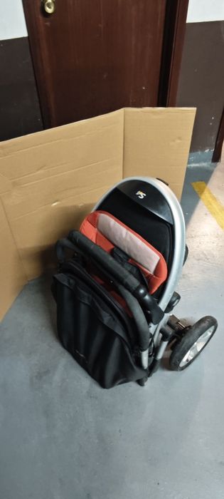 Carrinho de criança completo com todas as proteções e abrigos.