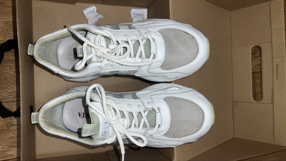 кросівки білі шкіряні як нові!!