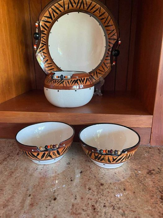 Peças de artesanato sul africano, pintadas à mão. A partir de