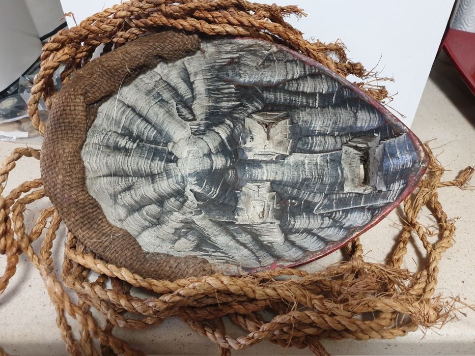 Fantástica máscara africana em madeira esculpida