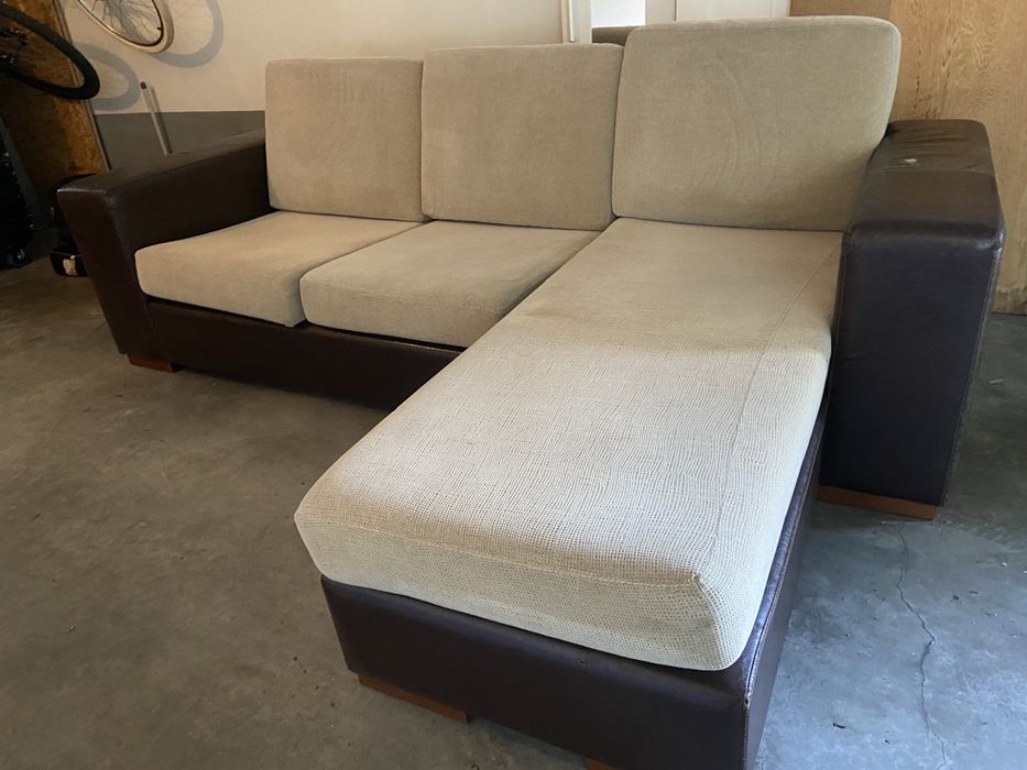 Sofa 3 lugares  bege e revestimentos em couro
