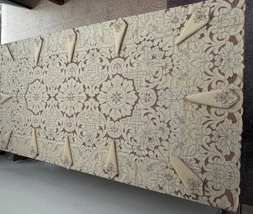 Toalha de mesa em puro linho, bordada à mão — peça única