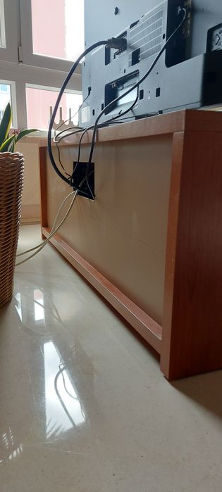 Móvel TV e multimedia em cerejeira