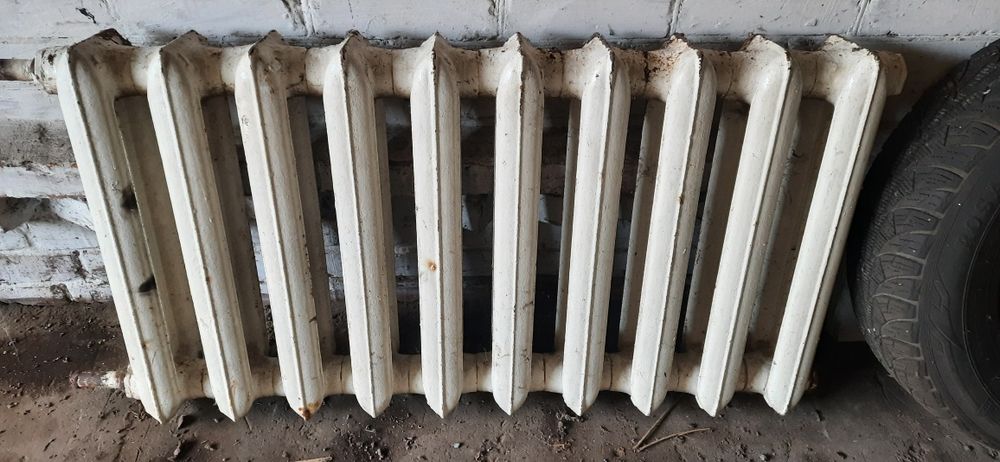 Батарея чугунна в хорошому стані.