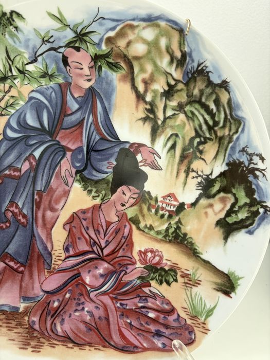 Prato decorativo em porcelana chinesa representando figuras.