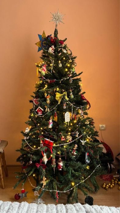 Новорічні іграшки в комплекті зі штучною ялинкою