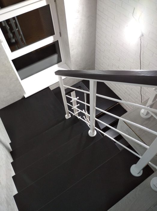 Сходи лофт металевий каркас сходинки перила лестница драбина