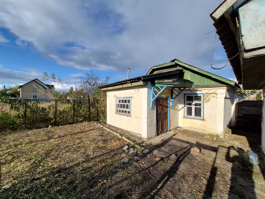 Продам пів будинку 44м2 на ділянці 7,7 соток, вул. Жовтнева, асфальт.