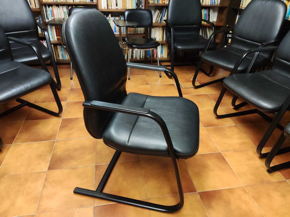 8 Cadeirões pretos de escritorio em pele sintética e metal