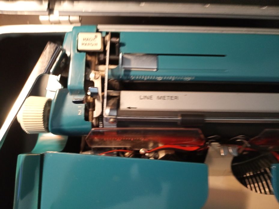 Maquina de escrever Messa 5000 c/ mala e estojo limpeza - Como Nova!*