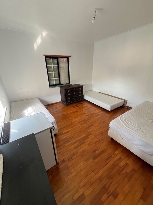 Arrendo quarto por 550 para casal com varanda privada