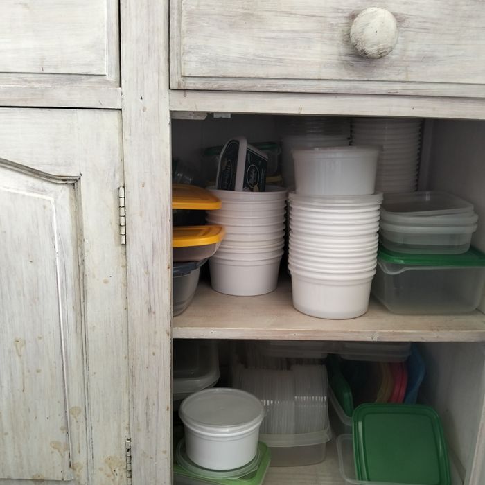 Aparador em pinho pintado, as prateleiras saem, ou seja podem ser usados em separado., cozinha ou sala.Transporte não incluído.