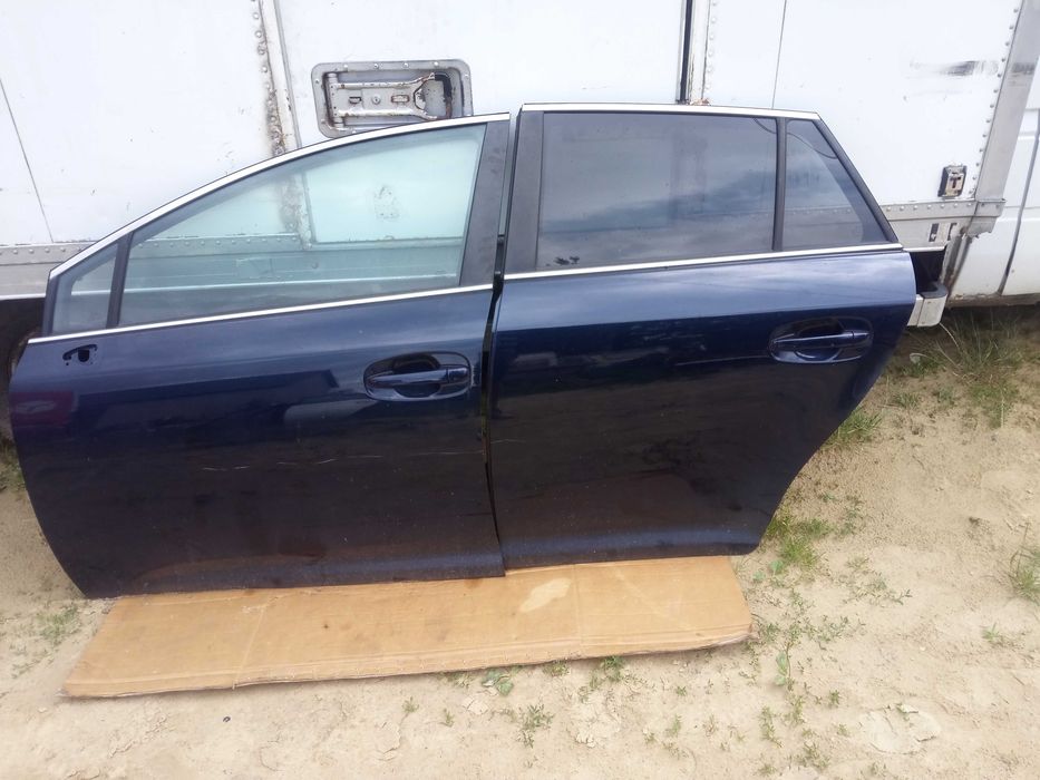 Toyota avensis t27 09-18 drzwi lewy przód kolor 8s6 niebieske