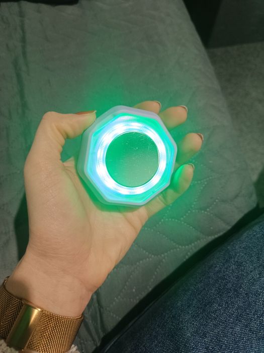 Dispositivo facial de limpeza com massagem e luz