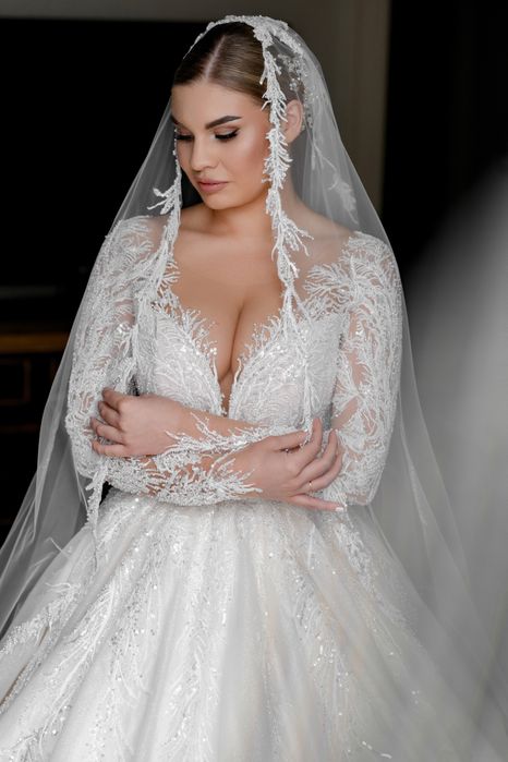 Шикарна весільна сукня