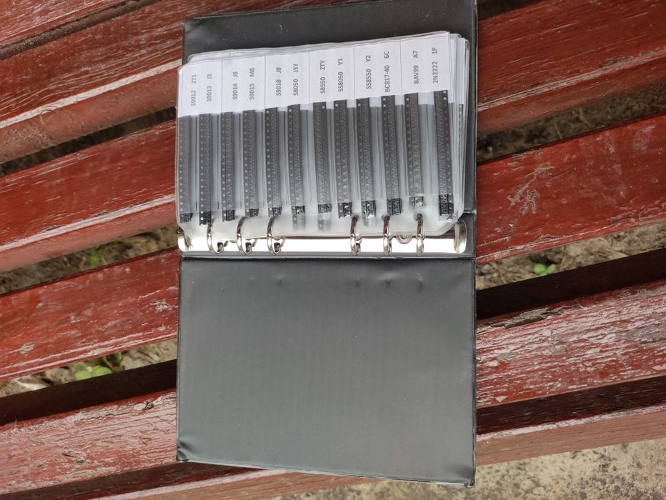 Книга з набором SMD резисторів