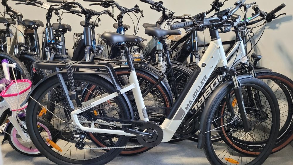 Rower elektryczny MAJDLLER 28'' E-Bike AMPERA 2.0 18' Biały
