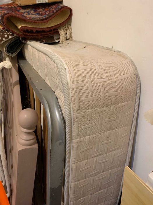 Colchão branco de casal