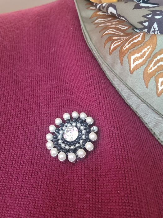 Alfinete / pregadeira em pérolas e prateado