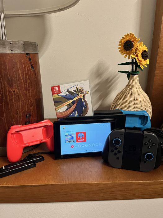 Nintendo Switch + Pokemon Sword