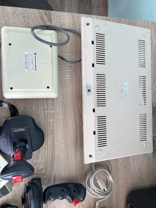 #1737 commodore c64 datasette quickschot joystick pac man zestaw