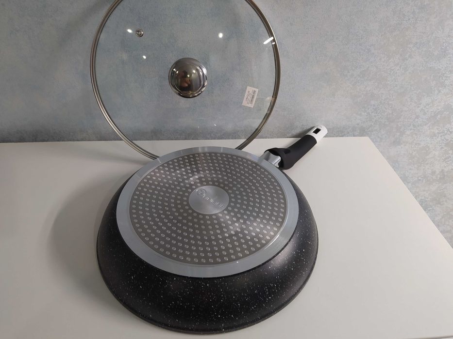 Сковорода с мраморным покрытием.сковорідка з мармуровим покриттям