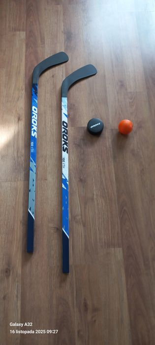 Dwa kije do hokeja piłka oraz krążek dla dziecka