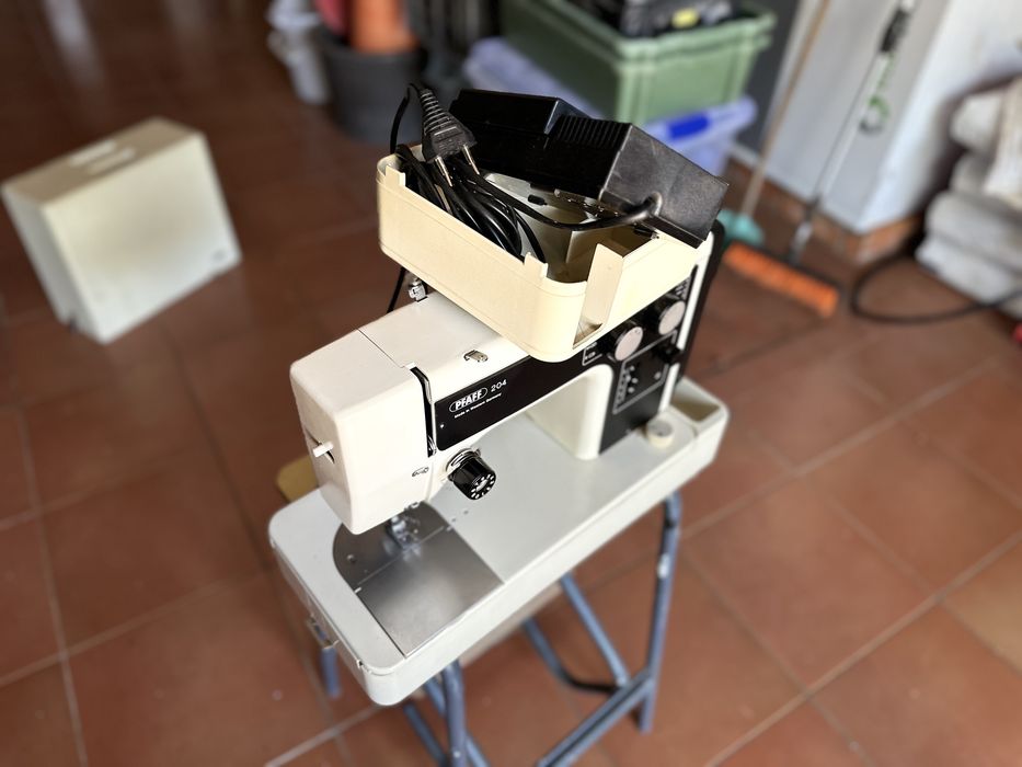 Máquina de Costura - PFAF - Para peças ou Decoração