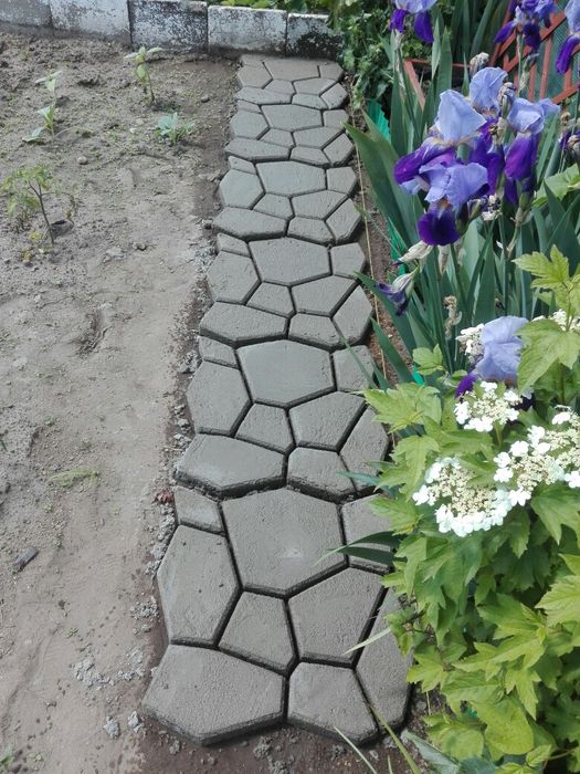 Układanie chodników i ścieżek betonowych