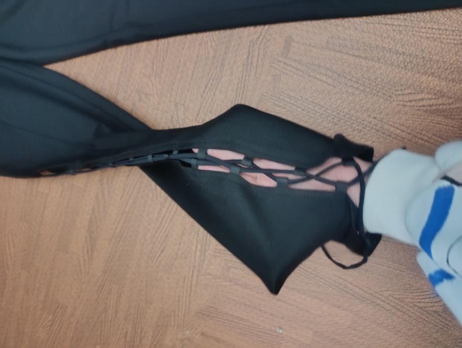 Calça Preta  Pinko , pormenores dos lados, fecho lado tamanho38 italia