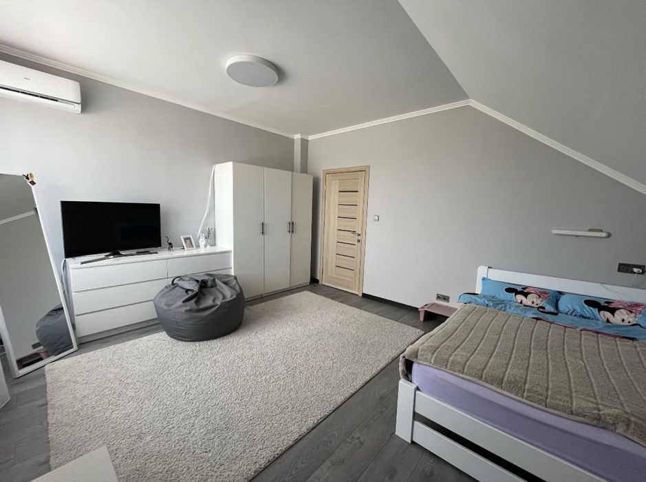 Продається двохповерховий котедж