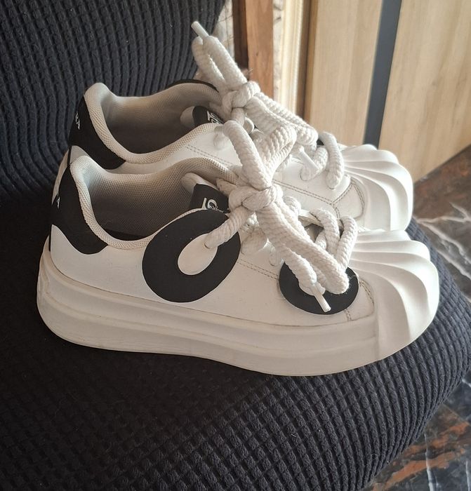 Białe sneakersy 36.