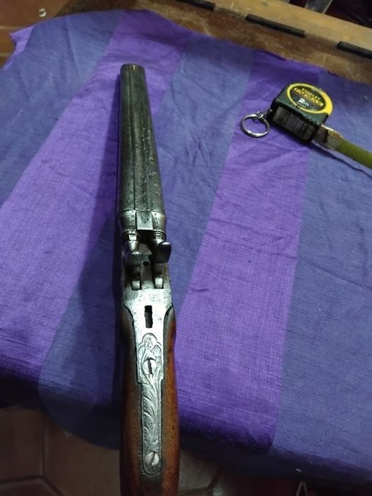Pistola antiga de coleção  guarnições em ferro