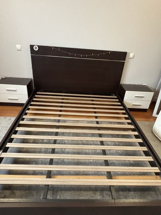 Quarto de casal , castanho e branco