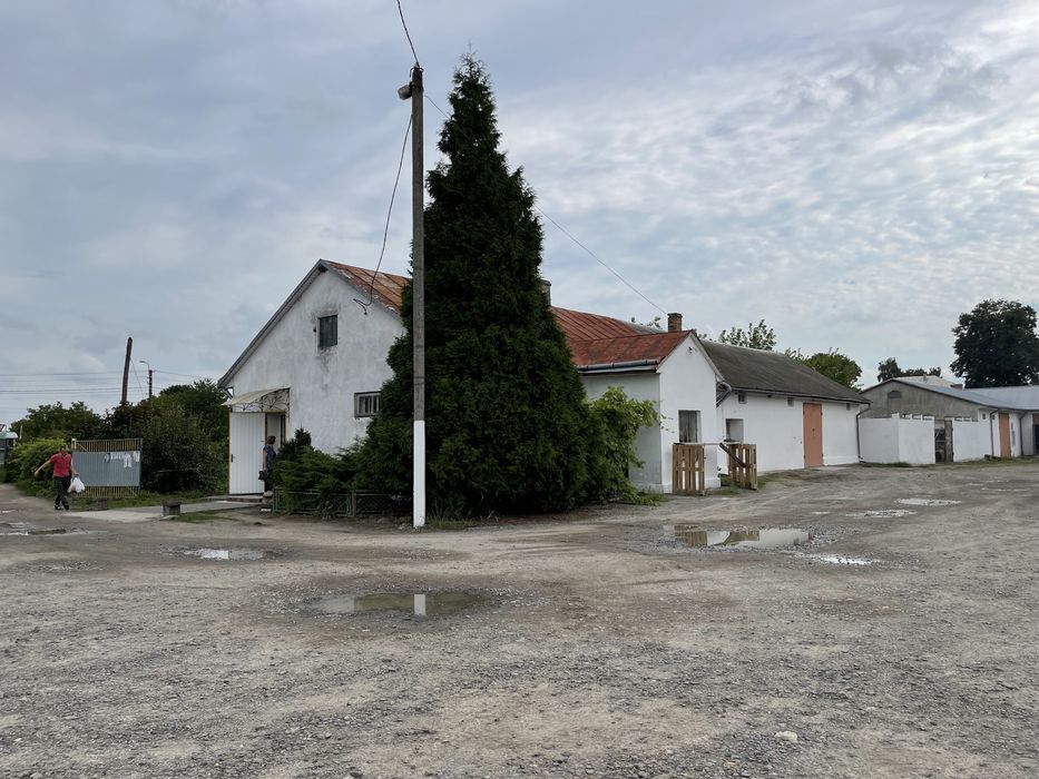 Продаж  приміщень з приватизованою землею в Городку