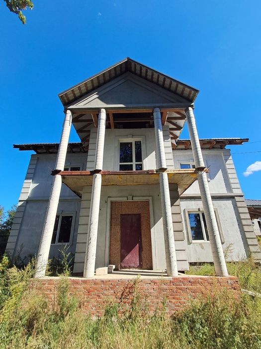 Капітальний будинок 270 м² із панорамним світлом та столітніми дубами