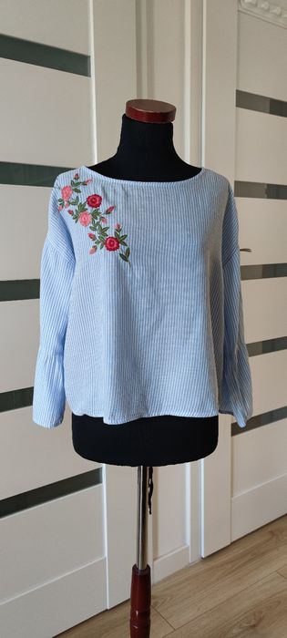 Bluzka top M L z rękawem 3/4 niebieska w białe paski haft w kwiaty