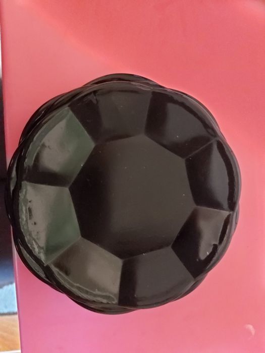 Filiżanki czarne ze spodkami, kolekcja