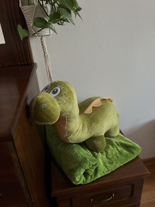 Іграшка-подушка динозавр з пледом
