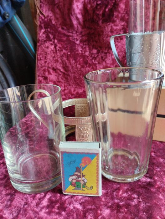 Підстаканник та стакани для них