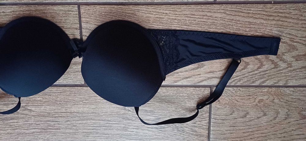 Czarny biustonosz Infinity Woman w r. 85 B