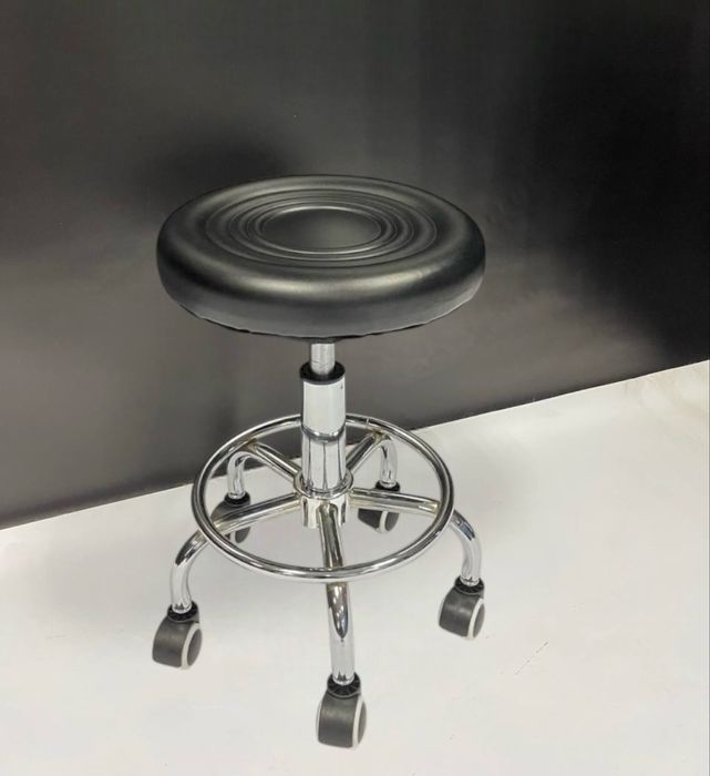 Стілець на колесах — для майстра, косметолога, зручний