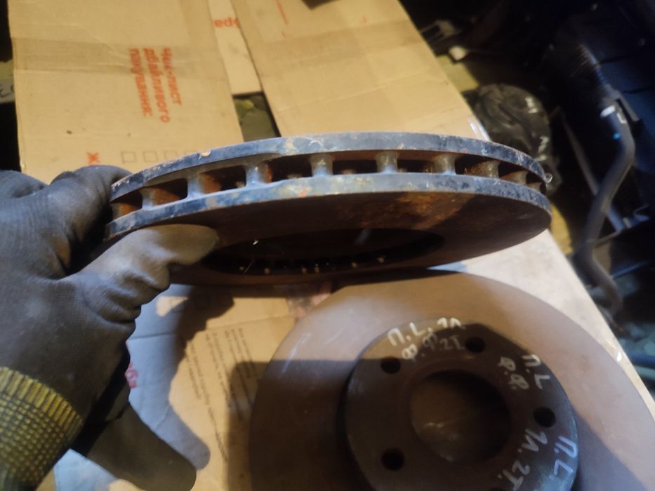 Передній правий лівий гальмівний тормозной диск Форд Фокус МК3 Фієста