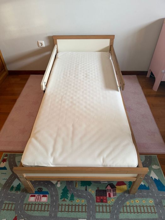 Cama de criança com colchão e roupas
