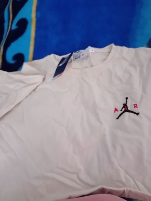 T-shirt nova com etiqueta